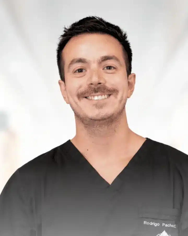 Dr. Rodrigo Pacheco, otorrinolaringólogo en CREA Los Ángeles